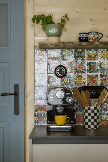 Współczesny dom na Kaszubach zaprojektowany przez Patrycję Majewicz – naturalne materiały, drewno i lokalne inspiracje tworzą spokojne, funkcjonalne wnętrze zakorzenione w krajobrazie 