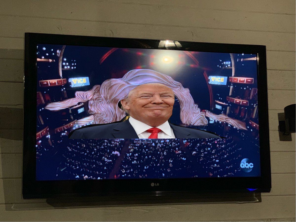 Scena ufryzowana „na Donalda Trumpa” 