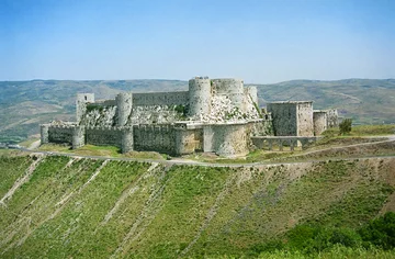 Crac des Chevaliers, Syria Crac des Chevaliers - "twierdza rycerzy". Jeden z najlepiej zachowanych zamków średniowiecznych na świecie. Dawna siedziba joannitów. Fortecę wzniesiono w 1031 dla emira Aleppo. Została zdobyta już podczas I wyprawy krzyżowej przez wojska Rajmunda z Tuluzy w 1099 roku.