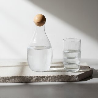 Karafka SAGAFORM BLANKA 1L wyr&oacute;żnia się minimalistycznym designem i&nbsp;została wykonana ręcznie z&nbsp;dmuchanego szkła. Jej transparentna forma oraz&nbsp;drewniany korek nadają elegancji. Do&nbsp;serwowania wina, wody czy&nbsp;lemoniady. Pojemność 1&nbsp;litr