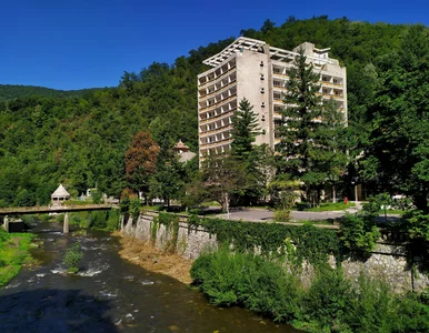 Miniatura: Opuszczony hotel z widokiem na piękne...