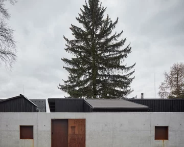 Przytulne wnętrza skryte za betonową ścianą, projekt Mjölk architekti Linka, Mjolk