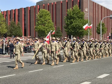 Pieszą część defilady Wierni Polsce – poczty sztandarowe jednostek Wojska Polskiego 