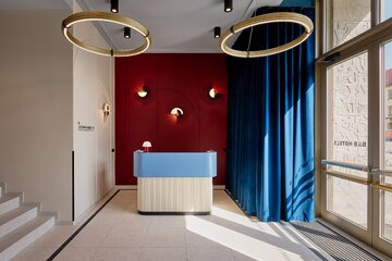 Projekt wnętrz B&B HOTEL Wrocław Old Town autorstwa AKA Studio nawiązuje do modernistycznej architektury budynku i estetyki Art Déco, reinterpretując historyczne detale we współczesny sposób 