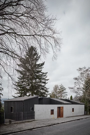 Przytulne wnętrza skryte za betonową ścianą, projekt Mjölk architekti Linka, Mjolk