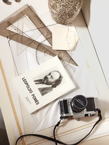 Kolecja A view of Hedonism Kave Home zaprezentowana w domu barcelońskiego fotografa i restauratora Leopoldo Pomésa 