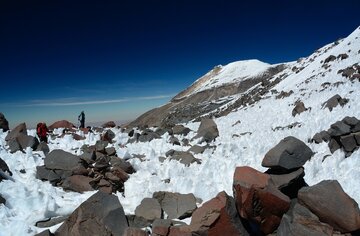 Bloki lawy i&nbsp;penitenty na&nbsp;stokach wulkanu Sabancaya (5 967 m n.p.m)