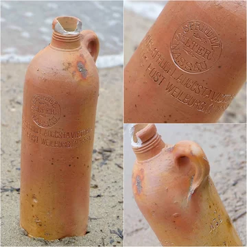 Gliniana butelka niemieckiej firmy OberSelters, która obecnie sprzedaje wodę mineralną. Pochodzi z około 1836 roku 