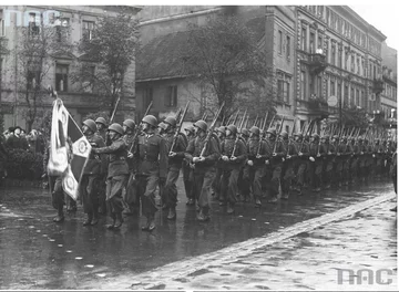 1.  Oddziały piechoty na ulicy Długiej podczas defilady (fot. Narodowe Archiwum Cyfrowe)