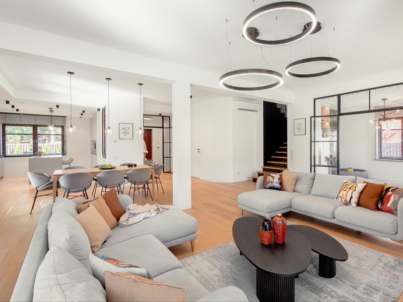 Jasny i przestronny dom jednorodzinny zaprojektowany przez Jasicka & Śnieżek Interior Design. Uwagę przyciągają tapicerowane krzesła marki Iker, z bestsellerowej kolekcji Cheri