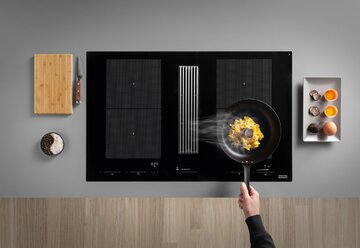 Mythos 2gether Icon Steel marki Franke łączy płytę indukcyjną z&nbsp;okapem wyposażonym w&nbsp;charakterystyczny stalowy wlot. Model należy do&nbsp;linii premium Mythos i&nbsp;ma klasyczną, czarną powierzchnię szklaną