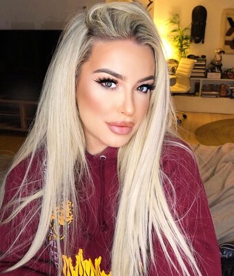 Miniatura: Tana Mongeau oferuje nagie zdjęcia za głos...
