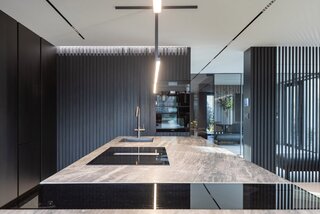 Vibe House w&nbsp;Krakowie &ndash; reinterpretacja strefy dziennej z&nbsp;basenem sąsiadującym z&nbsp;salonem i&nbsp;kuchnią