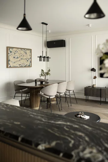 Meble marki IKER w projektach wrocławskiej pracowni architektonicznej Formea Studio. Krzesła Cheri z kolekcji Velours Standard 