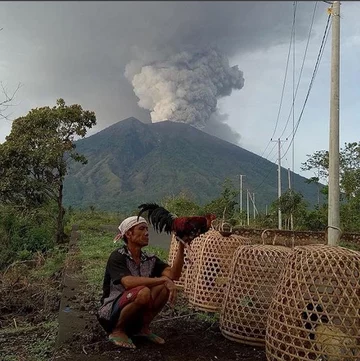 Dymiący wulkan Agung 