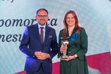 dr Justyna Osuch-Mallett (z prawej) oraz&nbsp;wręczający nagrodę Robert Jakubik z&nbsp;Ministerstwa Funduszy i&nbsp;Polityki Regionalnej