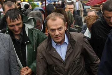 Donald Tusk w 2012 roku w trakcie odwiedzin miejscowości dotkniętych powodzią 