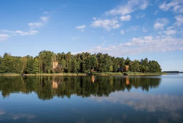Kalbornia Mazury nad jeziorem Dąbrowa Wielka. Całoroczne domy zaprojektowane przez Boris Kudlička with Partners otwierają się na wodę i otaczający las 