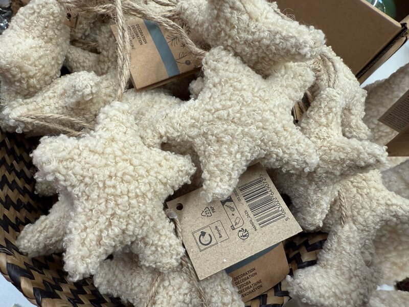 Miękkie ozdoby z filcu, polarowych tkanin i boucle to największy trend świąt 2025 — przytulne, lekkie i odporne na upadki. Idealne do domów z dziećmi i zwierzakami