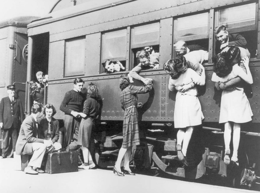 Pożegnanie na stacji kolejowej przed wyruszeniem na front II wojny światowej 