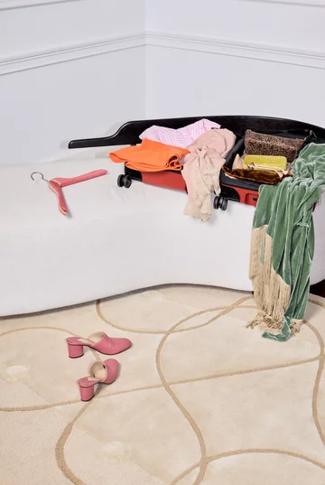 Malwina Konopacka przenosi swój charakterystyczny język form i koloru z ceramiki na ręcznie tuftowane dywany z kolekcji VOYAGE stworzonej dla Carpets & More 