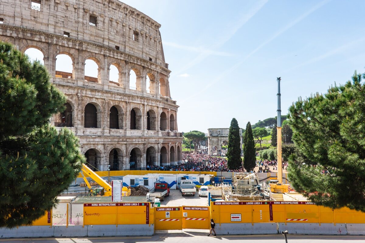 Koloseum, a obok - stacja metra Jak widać, przy dużym pechu, można trafić na budowę tuż obok Koloseum, gdzie rozwijane jest rzymskie metro. Tu zdjęcie z kwietnia 2019 roku.