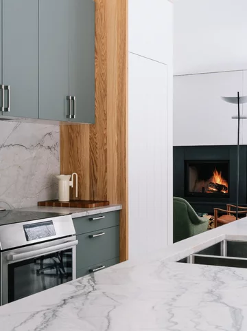 Architekci postawili dom przy samym strumieniu. Efekt? Czysta magia. Projekt EM architecture 