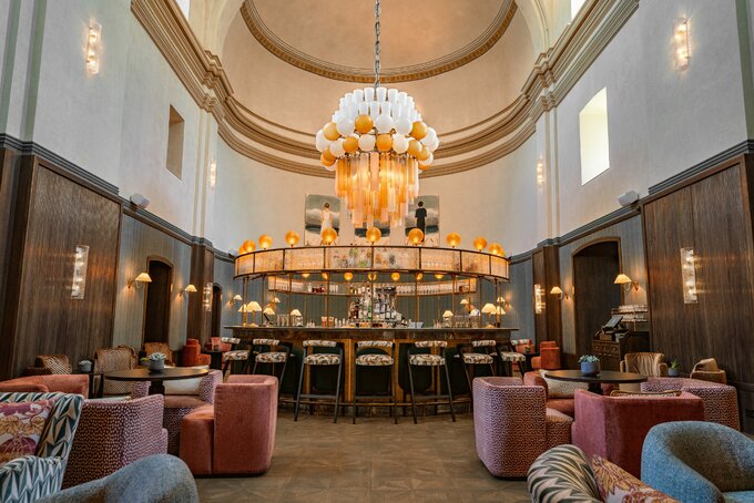 W hotelowym patio można podziwiać rzeźbę „Muzykant” autorstwa samego Bronisława Chromego