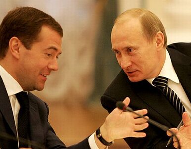 Miniatura: Miedwiediewowi i Putinowi spada poparcie