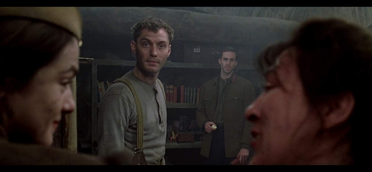 Jude Law w filmie „Wróg u bram” (2001) 