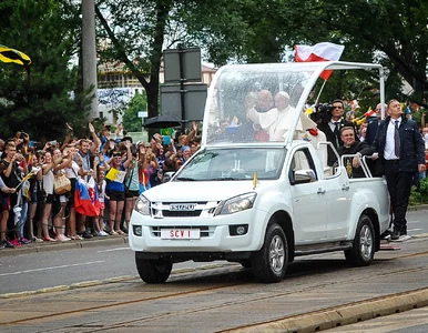 Miniatura: To ksiądz podbiegł do papieża Franciszka....