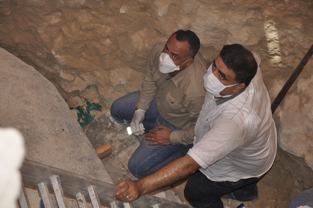 Archeolodzy pracujący nad otwarciem sarkofagu 