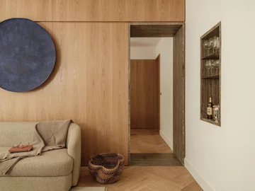 Naturalny dąb, monumentalny trawertyn i ukryte przejścia. Londyńskie mieszkanie zachwyca konsekwencją w każdym detalu, projekt NENMAR 