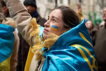 Dziewczyna uczestnicząca w Marszu Solidarności z Ukrainą