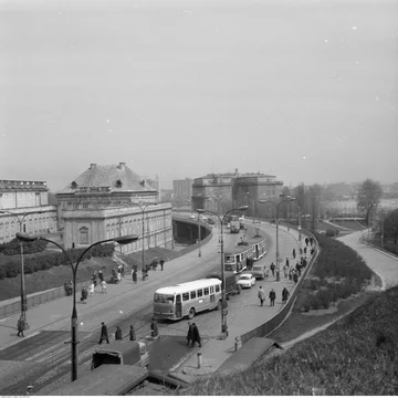 Jaki autobus jedzie trasą W-Z w Warszawie?