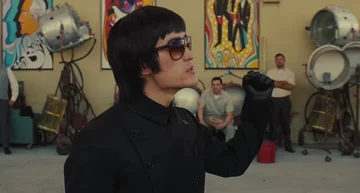 Mike Moh jako Bruce Lee w filmie  „Pewnego razu... w Hollywood” 