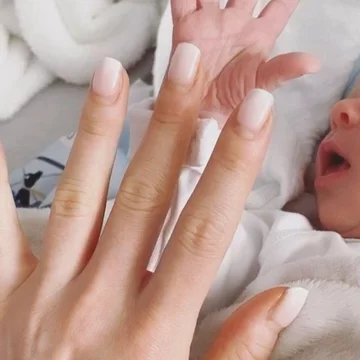 Julia Kuczyńska i Sebastian Fabijański z synem 