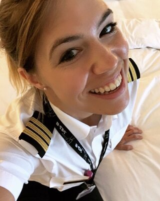 Miniatura: Pilotka samolotu Eva Claire Marseille...