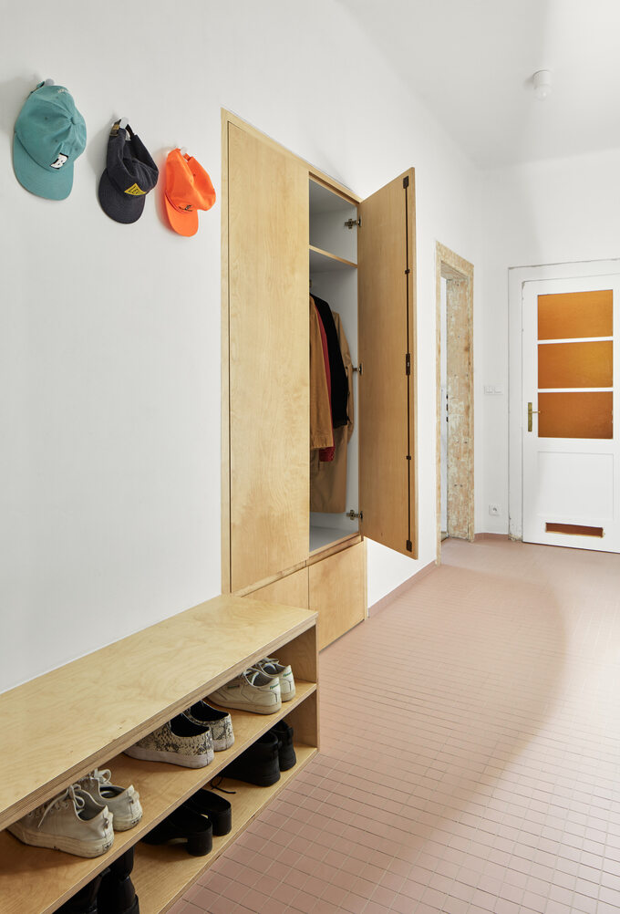 Małe mieszkanie w kolorze różowym, projekt NEUHÄUSL HUNAL