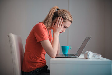 Kobieta przy laptopie, zdjęcie ilustracyjne