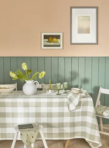 Boazeria angielska w modnym połączeniu bieli z zielenią Sophie Allport, boazeria angielska