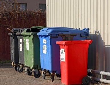 Miniatura: Czerwony kontener na śmieci. Nowy pojemnik...