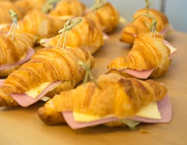 Miniatura: Croissant z szynką na śniadanie. Dowiedz...