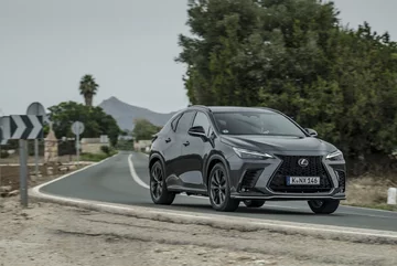 Nowy Lexus NX 450h+ 