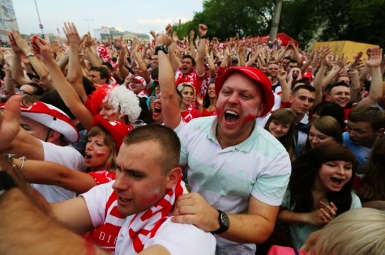 Polscy kibice w Strefie Kibica w Warszawie (fot. PAP/Paweł Supernak)