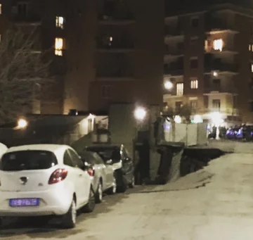 Zapadnięta ulica w Rzymie 