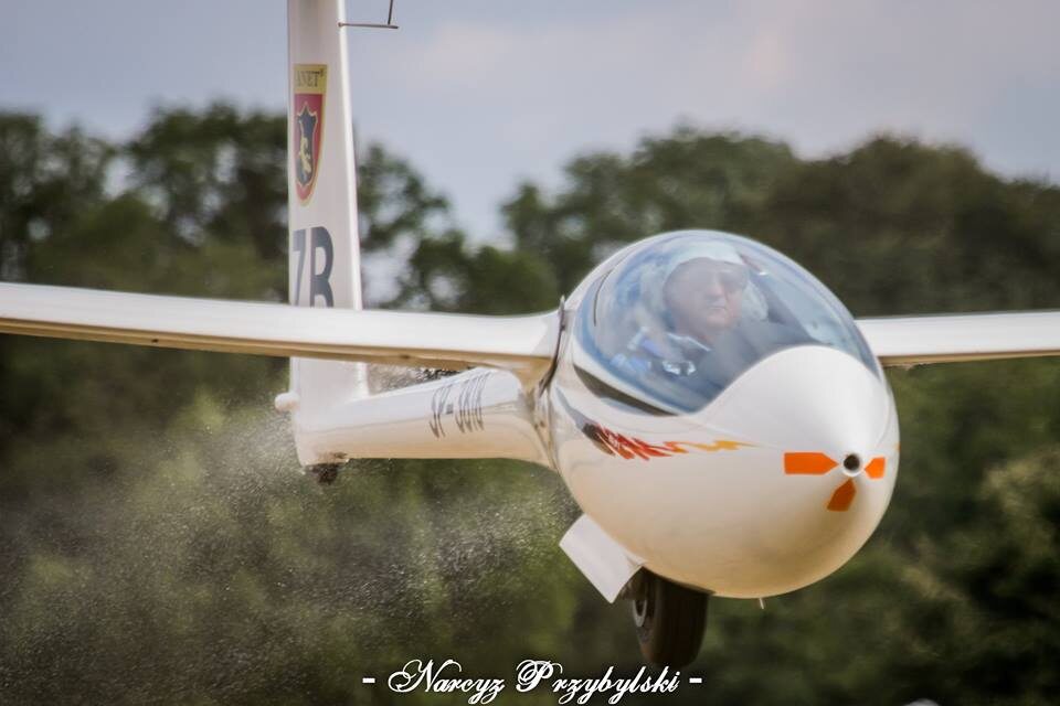 Szybowiec ASG 29 na dolocie do lotniska, pilot Zdzisław Bednarczuk, klasa OPEN, Mistrzostwa Polski 