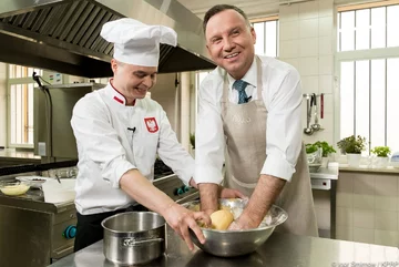 Andrzej Duda przygotowuje baby 