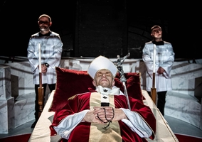 „Śmierć Jana Pawła II”. Radny PiS chce usunięcia spektaklu z repertuaru