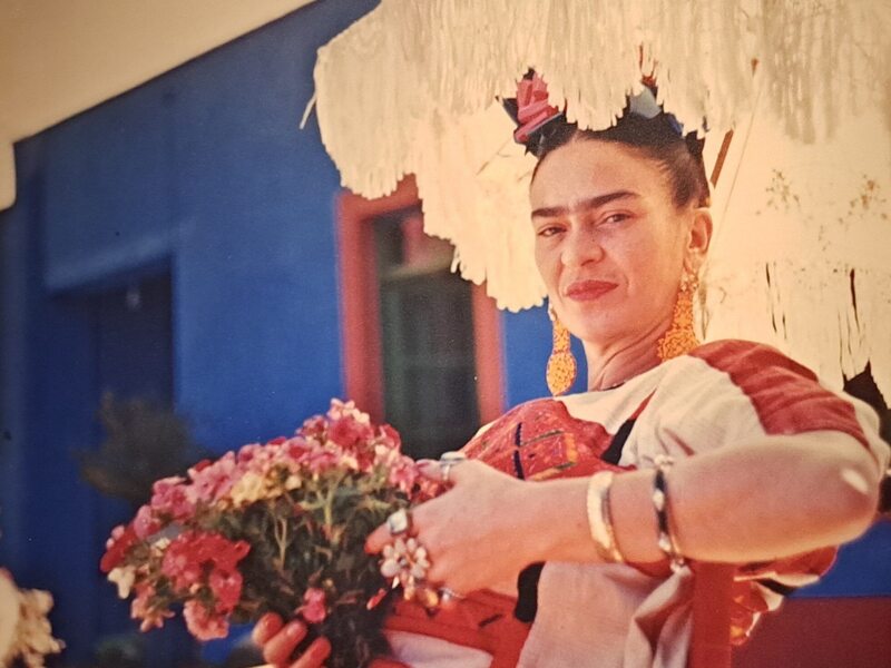 Frida Kahlo na wózku inwalidzkim w Niebieskim Domu / Florence Arquin, 1951